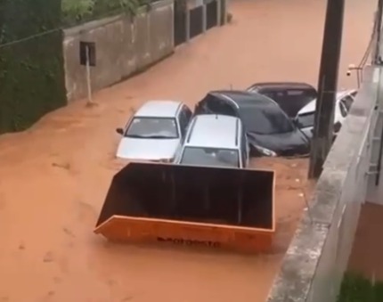 Carros s&atilde;o arrastados por enxurrada em Itaperuna