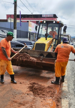For&ccedil;a Tarefa da Prefeitura de Itaperuna est&aacute; nas ruas solucionando problemas causados pelas chuvas 
