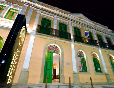 Solar Visconde de Araruama, no centro da cidade, tombado pelo Instituto Estadual do Patrim&ocirc;nio Cultural (Inepac) em 23 de julho de 1987, que se tornou sede do Museu da cidade.  Atrav&eacute;s da Lei Municipal n&ordm; 8.300, de 10 de maio de 2012, foi criado o Museu Hist&oacute;rico de Campos dos Goytacazes, entregue &agrave; popula&ccedil;&atilde;o no dia 29 de junho daquele mesmo ano.