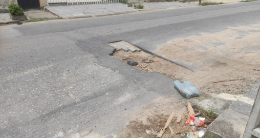 Buraco na Rua Doutor Ricardo Quitete, no J&oacute;quei