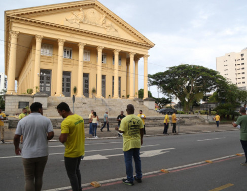 Vereadores de Campos realizam &lsquo;adesiva&ccedil;o&rsquo; em frente &agrave; C&acirc;mara