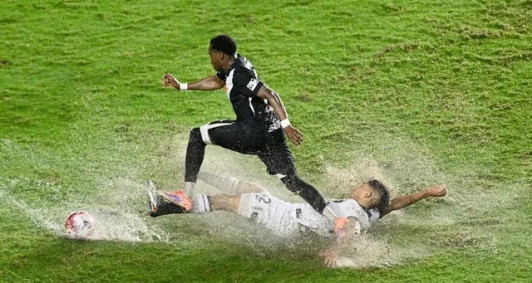 Disputa de bola na chuva
