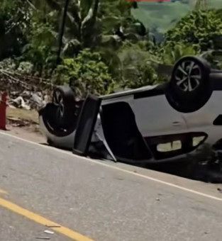 Carro capotou ap&oacute;s colis&atilde;o com caminh&atilde;o