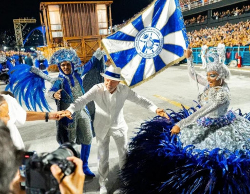 Presidente Lula entre a porta-bandeira e o p&uacute;blico