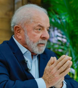 Presidente Lula fala durante entrevista
