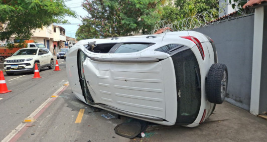 Carro capota em Campos