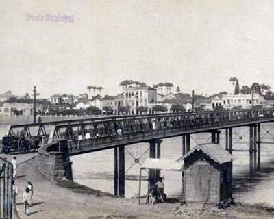  Constru&iacute;da pelos ingleses, de iniciativa privada e por a&ccedil;&atilde;o do Bar&atilde;o da Lagoa Dourada, a ponte tinha o assoalho de madeira na sua constru&ccedil;&atilde;o (por isso seu apelido "de pau") e a cobran&ccedil;a de ped&aacute;gio.  