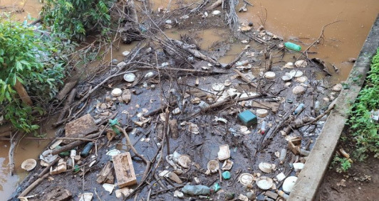 Lixo no Rio Para&iacute;ba, em Campos