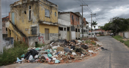 Ac&uacute;mulo de entulho em Campos