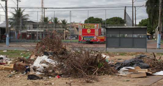 Ac&uacute;mulo de entulho em Campos