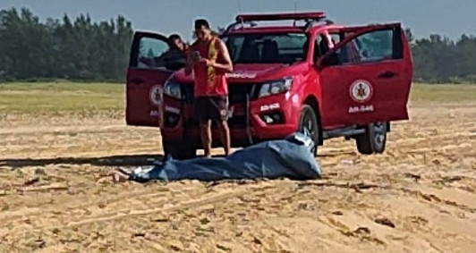 O corpo foi encontrado na faixa de areia, no bairro Tel&ecirc; Santana