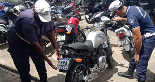 Adolescente apreendido com moto irregular em Campos 