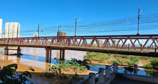 Flagra &eacute; registrado de pedestre desrespeitando interdi&ccedil;&atilde;o na Ponte Barcelos Martins