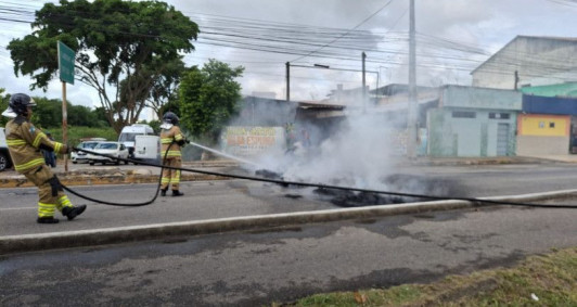 Corpo de Bombeiros controla as chamas dos pneus da manifesta&ccedil;&atilde;o