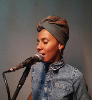 Cantora e compositora Mariana Coelho