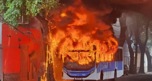 &Ocirc;nibus foi incendiado 