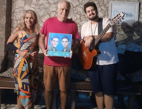 Eliane Gentile, Marcelo Sampaio e Matheus Nicolau com o disco do Chico Buarque de 1966