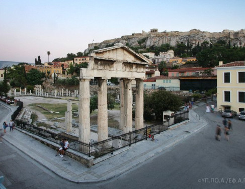 A &Aacute;gora Romana foi constru&iacute;da no s&eacute;culo I a.C., com doa&ccedil;&otilde;es de J&uacute;lio C&eacute;sar e Augusto, para abrigar as atividades comerciais de Atenas. A &aacute;gora &eacute; delimitada pela imponente Porta de Atena Arqueg&eacute;tis, enquanto o Rel&oacute;gio de Kyrrestos, com figuras em relevo representando os oito ventos, e a Mesquita Fethiye se erguem em seus cantos.