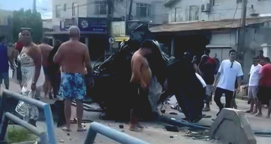 Carro capotado na Av. 28 de Mar&ccedil;o