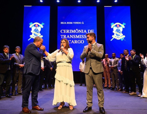 Cerim&ocirc;nia de posse de Frederico Paes como prefeito de Campos dos Goytacazes, o ent&atilde;o vice-prefeito beija a m&atilde;o de Rosinha Garotinho sob o olhar do agora ex-prefeito, Wladimir Garotinho. 