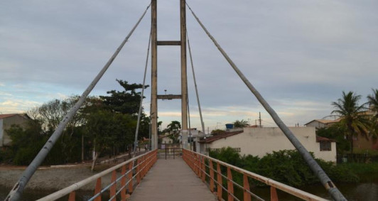 Passarela "estaiada" em Grussa&iacute;