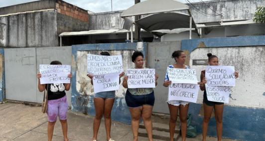 Manifesta&ccedil;&atilde;o na frente da antiga creche de Donana