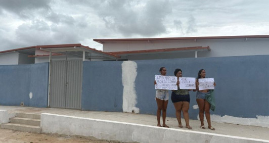 M&atilde;es fazem protesto por demora na entrega da creche de Donana