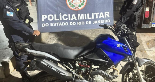 A moto foi apreendida pela PM