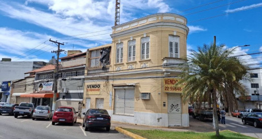 Fachada de im&oacute;vel que est&aacute; sendo demolido 