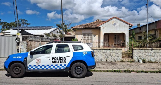 PM est&aacute; no local atuando na ocorr&ecirc;ncia do corpo de homem carbonizado