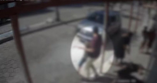 C&acirc;meras de seguran&ccedil;a flagraram o momento em que o suspeito encontrou a crian&ccedil;a e agrediu a m&atilde;e e av&oacute; dela