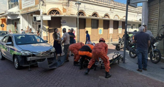 Acidente entre carro e moto no Centro de Campos