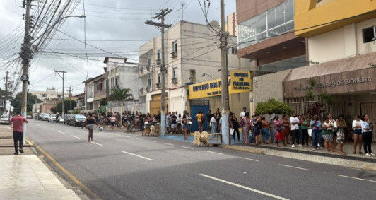 Fila intensa na Rua Gil de G&oacute;is em cruzamento com a Rua Joaquim Nabuco