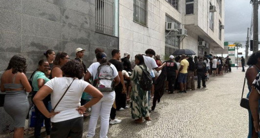 Concentra&ccedil;&atilde;o de pessoas na entrada do pr&eacute;dio na Avenida Jos&eacute; Alves de Azevedo