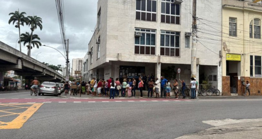 Fila da prioridade na sede da Justi&ccedil;a Eleitoral no cruzamento com a Avenida Alberto Torres