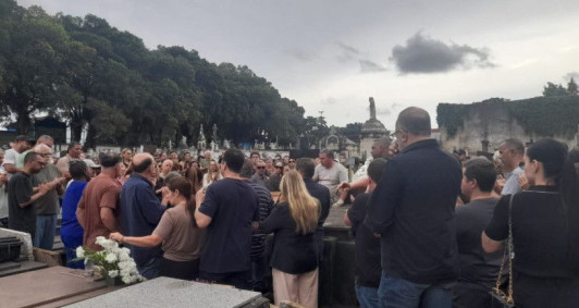 Familiares e amigos se reunem para se despedir de Henrique Oliveira