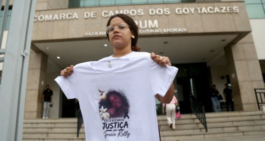 Fam&iacute;lia pede justi&ccedil;a em frente ao F&oacute;rum de Campos