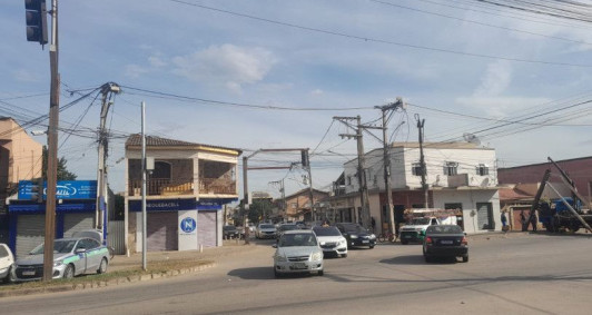 No local, h&aacute; outros dois sem&aacute;foros sem funcionar devido ao rompimento da estrutura