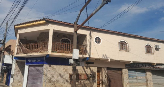 Outra estrutura no local com sinais de desgaste