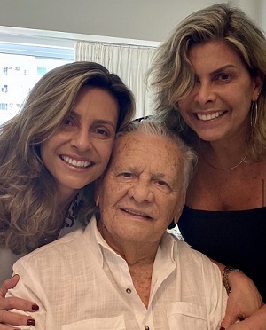 Washington Teixeira comemorando o anivers&aacute;rio de 87 anos em 2022, com as filhas, Rita e Ana Paula