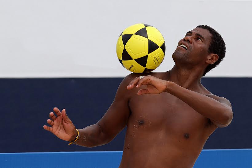 Com a mesma forma física e categoria dos tempos de zagueiro, Aldair hoje se dedica ao futevôlei (foto: Satiro Sodré - Agif)