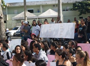 Luto e recolta marcou protesto. Foto: SJB Online