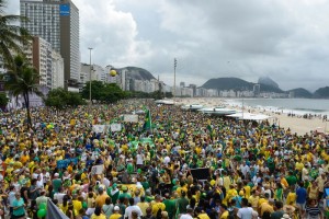 No Rio de Janeiro, organizadores estimam que um milho de manifestantes participaram de protesto em Copacabana (Foto: Tnia Rgo/Agncia Brasil) 