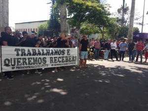 Msicos voltaram a fazer manifestao em frente  Prefeitura (Foto: Ana Carolina Roberto Lopes)