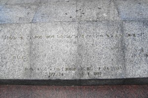 As letras do Monumento ao Pracinha sumindo sob as rodas dos skatess