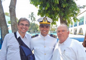 Z Carlos Peanha, ao lado do filho Tlio, mdico, em seu 1 dia de Guarda Marinha, abrindo caminho para o oficialato. Do lado esquerdo, o mdico Paulo Melo, vice-diretor do Campus da Ufrj em Maca-RJ