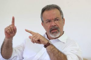 ADAD809 BSB - 26/05/2016 - JUNGMANN / ENTREVISTA (EXCLUSIVA EMBARGO) - POLITICA - Ministro da Defesa Raul Jungmann durante entrevsita ao Estado de S.PAulo em sua residncia, em Brasilia. FOTO: ANDRE DUSEK/ESTADAO