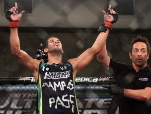 Após a vitória de ontem, Léo teve o braço erguido pelo árbitro Mário Yamazaki