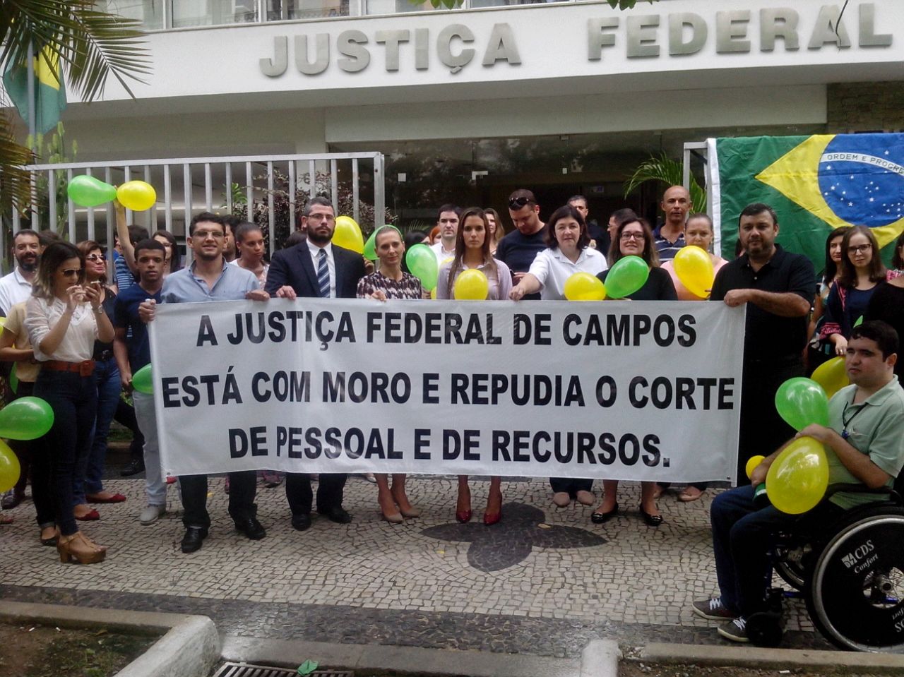 Magistrados e outros servidores da Justiça Federal de Campos, ontem, em ato de apoio a Sérgio Moro (foto: divulgação)