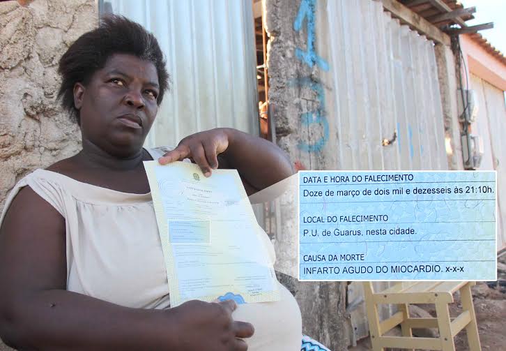 Rosilene Ribeiro Barreto, 58 anos, viúva do aposentado Amaro Silva Barreto, exibe o atestado de óbito e lamenta: “Se o aparelho de eletrocardiograma do PU estivesse funcionando, meu marido estaria vivo” (foto: Rodrigo Silveira - Folha da Manhã)